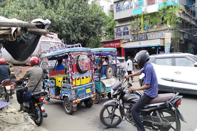 এর জন্য পৌরসভা,স্থানীয় পঞ্চায়েত ,প্রশাসনের সাহায্য নিতে হবে সাধারণ মানুষের নিত্যদিনের এই সমস্যা এবং সুরক্ষা সুনিশ্চিত করতেই এই বিজ্ঞপ্তি জারি করা হয়েছে তা স্থানীয় প্রশাসন মারফত সংশ্লিষ্ট এলাকাবাসীদের অবগত করতে বলা হয়েছে। এখন দেখার বিষয় কবে এই নির্দেশিকা কার্যকর হয়ে নিত্যদিনের যানজট থেকে রেহাই পায় সাধারণ মানুষ। ( সৌভিক রায় )
