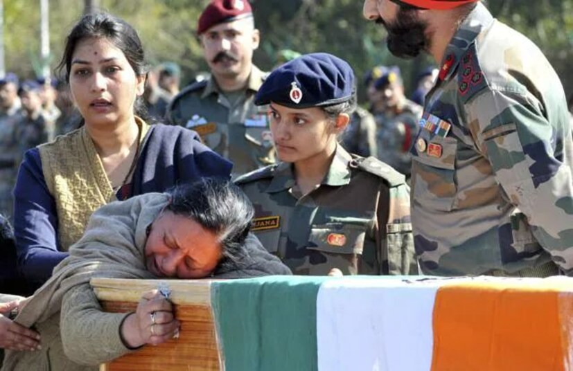 কিন্তু সহযোদ্ধাদের রক্ষা করতে গিয়ে চার-চারটি গুলি ঝাঁঝরা করে দেয় তুষারকে। এরপর তাঁকে হাসপাতালে নিয়ে যাওয়া হলেও অতিরিক্ত রক্তক্ষরণের কারণে তাঁকে আর বাঁচানো যায়নি।