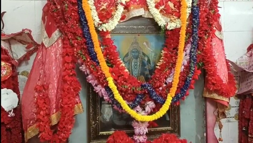 কথিত আছে এইখানে সতী মায়ের অস্থি পড়েছিল সেই কারণে এই স্থানের নাম কঙ্কালীতলা! আবার অন্য মতও রয়েছে, শোনা যায় এখানে সতীর কটিদেশ বা কোমরের অংশটি পড়েছিল।(লেখা ও ছবি:সৌভিক রায়)  