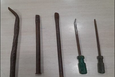তিন বৃদ্ধার ব্যাগ থেকে উদ্ধার হওয়া তালা ভাঙার সরঞ্জাম৷
