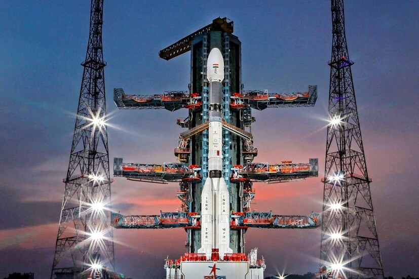 টাইমস অফ ইন্ডিয়াকে দেওয়া এক সাক্ষাৎকারে ইসরো চেয়ারম্যান এস সোমনাথ এ কথা জানিয়েছেন। এস সোমনাথ বলেছেন, '‘অশোক স্তম্ভ এবং লোগোর অস্পষ্ট ছাপ একটি নতুন খোঁজ দিয়েছে। আমরা ইতিমধ্যেই জানি যে এটি (মাটি) ভিন্ন, কিন্তু আমাদের খুঁজে বের করতে হবে কিসের উপস্থিতি এটিকে আলাদা করছে।- চাঁদের মাটি ধুলোবালি দিয়ে তৈরি নয়, এটি গলিত উপাদানের তৈরি। এর মানে হল যে কিছু মাটি বেঁধে রয়েছে, আমাদের রিসার্চ করতে হবে কোন জিনিস এই মাটিকে বেঁধে রেখেছ৷’’
