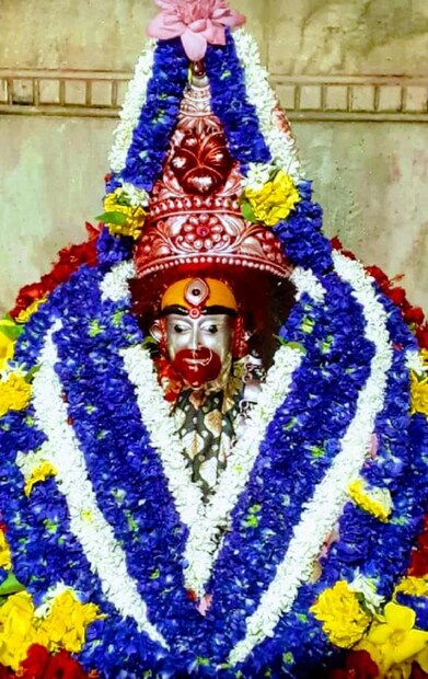 তারাপীঠ মন্দিরের এক সেবায়েত জানান সব দেবীর ঊর্ধ্বে রয়েছে মা তারা, আর এই জন্যেই মা তারা ছাড়া অন্য কোনও দেবী মূর্তি পুজো হয় না এই তারাপীঠে।( লেখা ও ছবি: সৌভিক রায় )