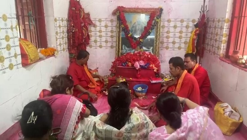 সামনের বৃহস্পতিবার ভাদ্র মাসের কৌশিক অমাবস্যা একদিকে যখন অন্যতম সিদ্ধপীঠ তারাপীঠে লক্ষ লক্ষ ভক্তের সমাগম ঘটে, সেই জায়গায় দাঁড়িয়ে শক্তিপীঠ কঙ্কালীতলা মন্দিরেও মায়ের বিশেষ পূজা আর্চনা করা হয়ে থাকে।(লেখা ও ছবি:সৌভিক রায়) 