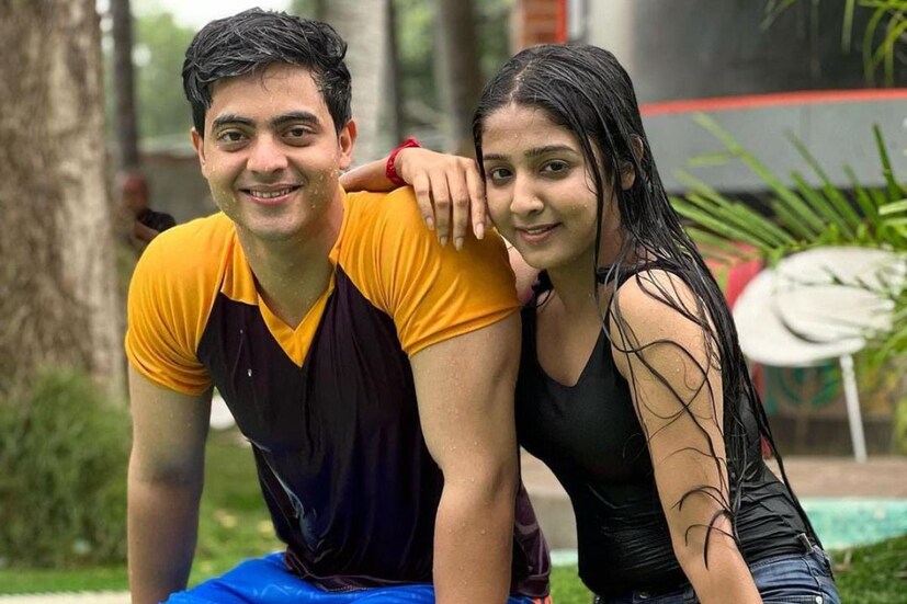 বার্থ ডে বয়ের উদ্দেশ্য করে স্বস্তিকার লেখেন, ‘হ্যাপি বার্থ ডে হিরো…ভাল থাক, সবসময় আনন্দে থাক। আরও ভাল কাজ কর'। কিন্তু এতে কি রাগ কমল দিব্যজ্যোতির? তা অবশ্য এখনও স্পষ্ট নয়। 