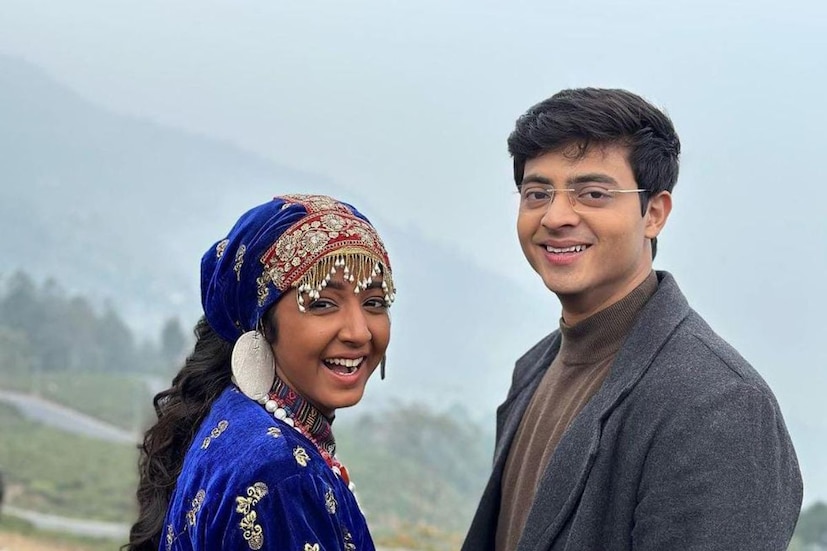 তবে কি ভুল বোঝাবুঝি মিটল তাঁদের মধ্যে? একটি ছবি পোস্ট করেন স্বস্তিকা। 'অনুরাগের ছোঁয়া' টিম যখন পাহাড়ে গিয়েছিল তখন চা বাগানে কর্মী বেশে দিব্যজ্যোতির সঙ্গে একটি ছবি তোলেন অভিনেত্রী। পর্দার ডাক্তারবাবু আর দীপা লুকের সেই ছবি দিয়েই জন্মদিনে বার্তা দেন অভিনেত্রী। 