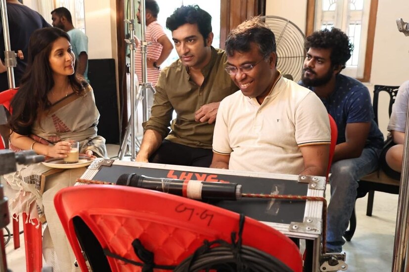 পরিচালক দুলাল দে বলছিলেন, ‘‘পেশার খাতিরে ব্রাজিল থেকে পর্তুগাল, দোহা থেকে জার্মানি কোথায় না ঘুরেছি! চোখের সামনে কত ঘটনার সাক্ষী থেকেছি! কত নতুন মানুষের সঙ্গে পরিচয় ঘটেছে! সেই সব ঘটনাই সিনেমার আকারে সমাজের সামনে আনার ভাবনা থেকেই আজ নতুন ভূমিকায়। ফ্র্যাঞ্চাইজি করার ভাবনাটাও তখনই এসেছিল।’’
