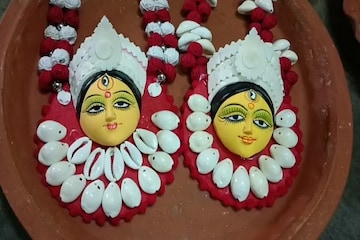 এবার পুজোর নতুন ট্রেন্ড মা দুর্গার মুখ দেওয়া লকেট, আপনি কিনেছেন? এবার পুজোর নতুন ট্রেন্ড মা দুর্গার মুখ দেওয়া লকেট, আপনি কিনেছেন?