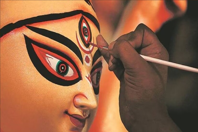  সামনেই বাঙালির সবথেকে বড় উৎসব দুর্গাপুজো। ধীরে ধীরে সব কিছুই সেজে উঠছে। জোরকদমে চলছে শপিং, পার্লার-সালঁয় ভিড় উপচে পড়ছে। 