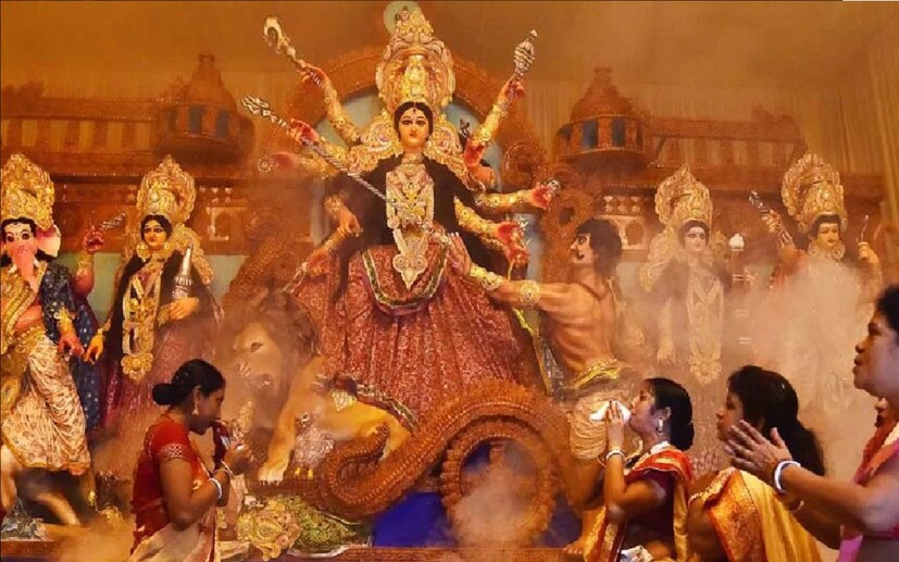 *এ বছর সপ্তমী পড়েছে শনিবার। তাই এ বার মা দুর্গা আসছেন ঘোড়ায় চেপে। গমন ঘটবে একই বাহনে অর্থাৎ ঘোড়াতেই কৈলাসে ফিরবেন দেবী। দেবীর আগমন একই বাহনে হাওয়া নাকি অত্যন্ত অশুভ ইঙ্গিত বহন করে। সংগৃহীত ছবি।