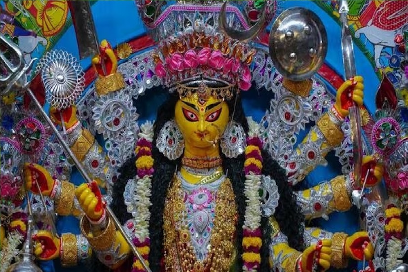*Durga Puja 2023 Date And Time: হাতে আর মাত্র কয়েকটা দিন। তারপরেই শারদ আনন্দে মেতে উঠবে বাঙালি। তবে ইতিমধ্যেই সেজে উঠতে শুরু করেছে কলকাতা। পাড়ায় পাড়ায় প্যান্ডেল বাঁধা চলছে জর কদমে। সংগৃহীত ছবি।