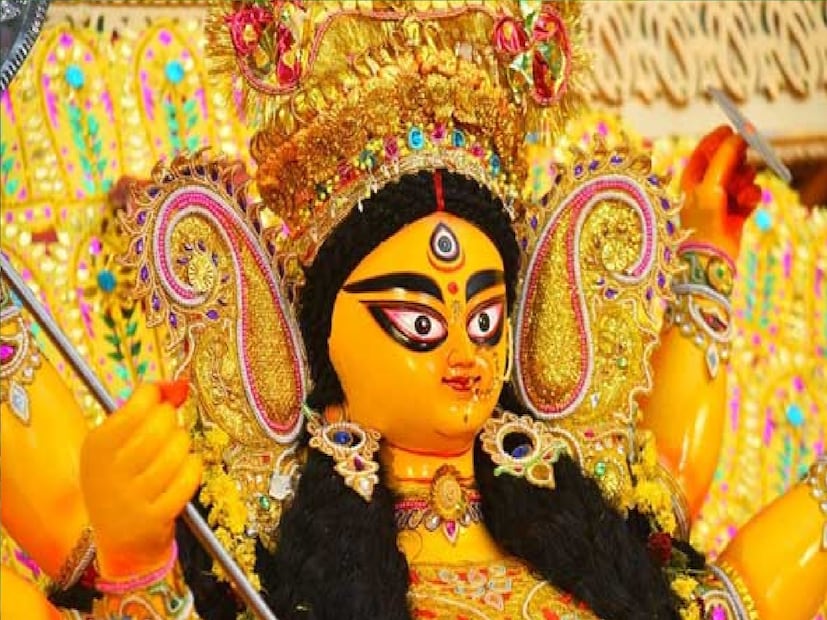 *দুর্গাপুজোর শুরু বলতেই মহালয়া। মহালয়ার ভোরে রেডিওতে বীরেন্দ্রকৃষ্ণ ভদ্রের মহিষাসুর মর্দিনীর সুর জানান দেয় মা আসছেন। মহালয়া থেকেই পিতৃপক্ষের অবসান ঘটে, শুভ সূচনা হয় দেবী পক্ষের। সংগৃহীত ছবি।