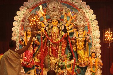 মা দুর্গা আসছেন...! উত্তর-দক্ষিণ, কলকাতার কোন পুজো কী থিমে সাজছে? রইল বিস্তারিত