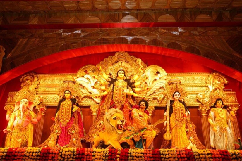  সপ্তমী এবং নবমীতে আরেকটি বাস ছাড়বে। বারাসত কলোনি মোড়, ডানলপ মোড় এবং ব্যারাকপুর থেকে এই বাস ছাড়বে। ভাড়া মাথাপিছু ৪৫০ টাকা। সকাল ৯টা ১৫ মিনিটে এই বাস ছাড়বে। (প্রতীকী ছবি)