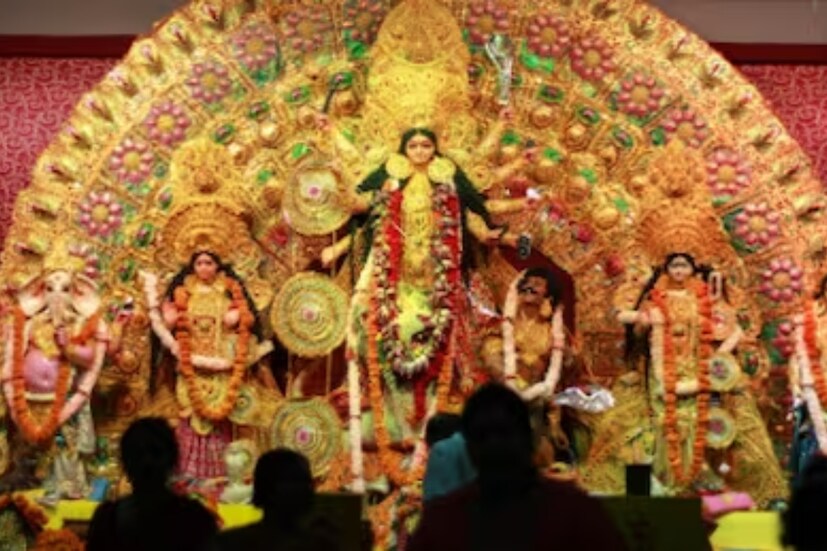 কাশিবোস লেন, হাতিবাগান, একডালিয়া, সিংহীপার্ক-সহ আরও বেশ কিছু মণ্ডপে নিয়ে যাওয়া হবে। স্ন্যাক্স এবং চা-কফি যাত্রীদের দেওয়া হবে।(প্রতীকী ছবি)