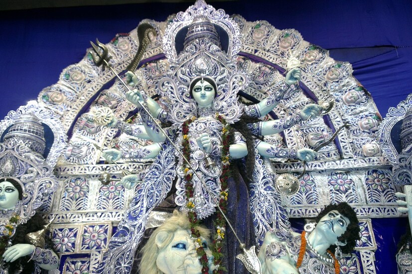 এর সঙ্গে সপ্তমী এবং নবমীতে বারাসত থেকে আরেক বাস পরিষেবা আছে। তবে এটি এসি বাস পরিষেবা। সিংহী পার্ক, বাদামতলা, কলেজ স্কোয়ার- সহ একাধিক মণ্ডপে ঘুরিয়ে আনবে। মাথাপিছু খরচ ১৯০০ টাকা। বাসে স্ন্যাক্স এবং চা-কফি এবং দুপুরে খাবার পরিবেশন করা হবে। (প্রতীকী ছবি)