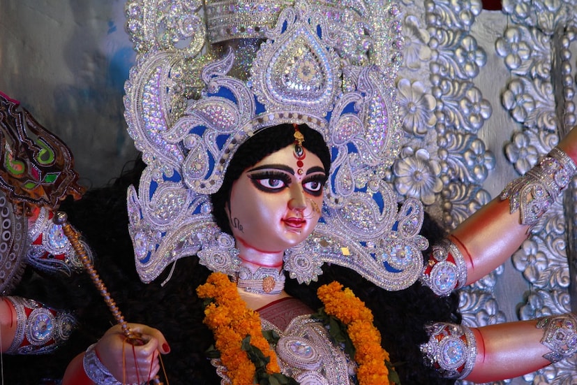 সপ্তমী, অষ্টমী এবং নবমীতে বিশেষ বাসের ব্যবস্থা করা হয়েছে। এসপ্ল্যানেড বাস টার্মিনাল থেকে এই বাস ছাড়বে সকাল ৮ টায়। শোভাবাজার রাজবাড়ি, বেহালা রায় বাড়ি, বেলুড় মঠ-সহ একগুচ্ছ বনেদি বাড়ির পুজোয় নিয়ে যাবে এই বাস। ভাড়া মাথাপিছু ১৯০০ টাকা। সেই সঙ্গে দশর্নাথীরা পাবেন সকাল, দুপুর, বিকালের খাবার। (প্রতীকী ছবি)
