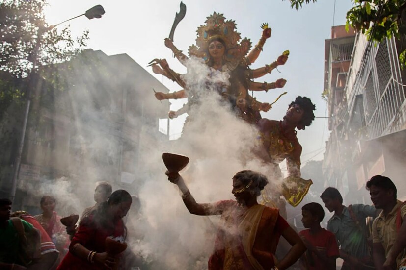 অফলাইনের জন্য কলকাতা এবং শহরতলিতে ১৩টি কাউন্টার রয়েছে। এর বাইরে হোয়াটসঅ্যাপেও এই বিষয়ে তথ্য পাওয়ার জন্য নম্বর জারি করা হয়েছে। নম্বরটি হল- ৯৮৩০১৭৭০০০(প্রতীকী ছবি)