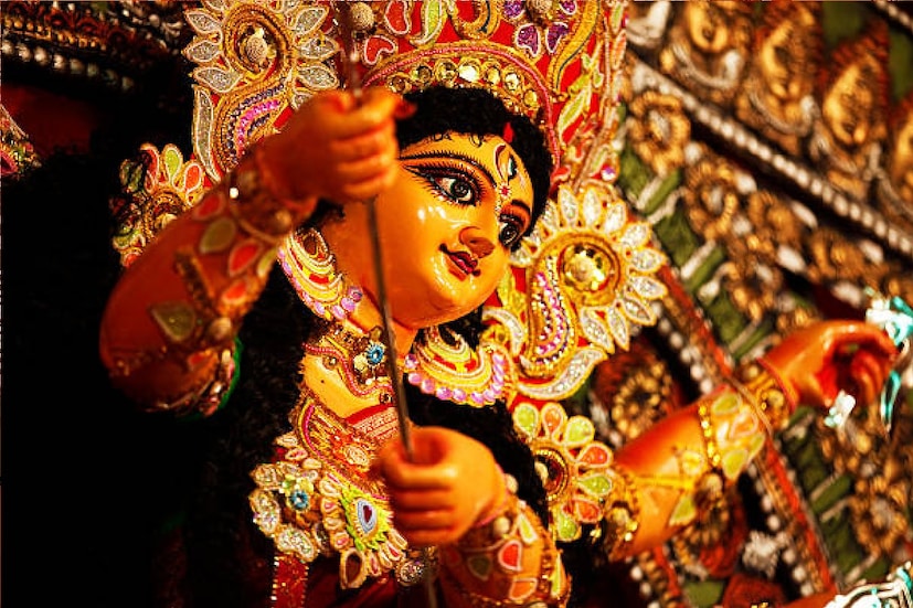 চলতি বছরে মহালয়া পড়েছে ১৪ অক্টোবর। আর সরকারি অফিসে ছুটি শুরু হচ্ছে চতুর্থী অর্থাৎ ১৮ অক্টোবর বুধবার থেকে। আর ছুটি শেষ হবে কোজাগরী লক্ষ্মীপুজোর অর্থাৎ ২৮ অক্টোবর শনিবারের পরে।
