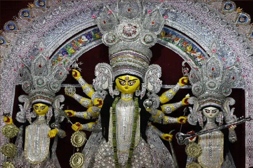 *বাংলা পঞ্জিকা মতে, আশ্বিনের শুক্লপক্ষের ষষ্ঠীতে রীতি মেনে হয় মা দুর্গার বোধন। এ বছর মহালয়া পড়েছে ১৪ অক্টোবর। জানা গিয়েছে, এ বছরের মহালয়ার অমাবস্যাতেই রয়েছে গ্রহণ। সংগৃহীত ছবি। 