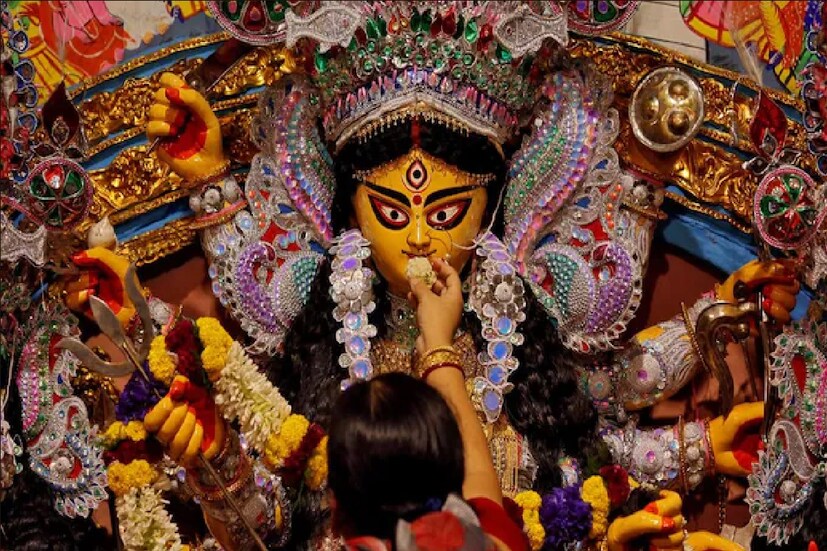 *তেলেঙ্গাবাগান সার্বজনীন- প্রান্তজনের আত্মকথন। আরবিন্দ সেতু সার্বজনীন- জীবনচক্র। দক্ষিণপাড়া দুর্গোৎসব কমিটি- আলাপন।উল্টোডাঙা বিধান সংঘ- দু'মুঠো চাল। সংগৃহীত ছবি। 