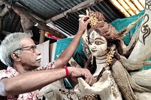 মাটি বাঁচান,বার্তা দিয়ে ভুট্টায় ফুটে উঠছে দেবী মূর্তি, অভিনব উদ্যোগ মালদহে