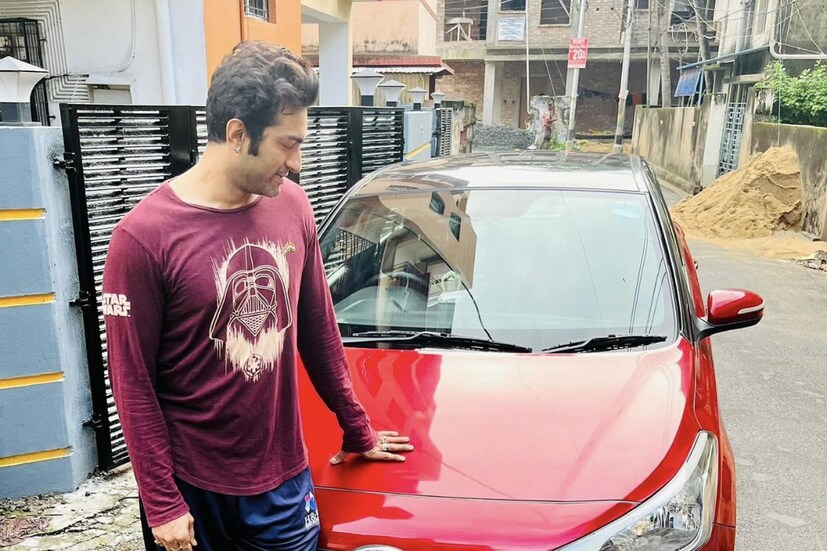 তবে এই বিচ্ছেদ কোনও প্রিয় মানুষের সঙ্গে নয়, বরং অভিনেতার চার পেয়ে সঙ্গীর সঙ্গে। এই সঙ্গীকে নিয়ে দৌড়ে বেড়াতেন জিতু। এটি হল জিতুর ৬ বছর পুরোনো লাল গাড়ির। এই গাড়িটি বিক্রি করে দিয়েছেন নায়ক। পুরনো সেই গাড়ির জায়গা নেবে ঝাঁ চকচকে নতুন গাড়ি। তাও এতদিনের বন্ধুকে বিদায় দিতে গিয়ে মন খারাপ জিতুর। 
