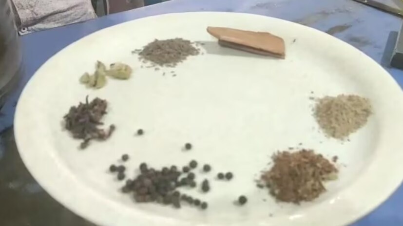  লিভারের কার্যকারিতার উন্নতি: লবঙ্গ খেলে লিভারের কার্যকারিতাও বৃদ্ধি পায়। কিছু কিছু গবেষণায় দেখা গিয়েছে যে, লবঙ্গে থাকা ইউজেনল লিভার সিরোসিস এবং ফ্যাটি লিভার ডিজিজের আশঙ্কা কমাতে সাহায্য করে। সেই সঙ্গে এই সুগন্ধি মশলা সাধারণ লিভারের কার্যকারিতারও উন্নতি করে।