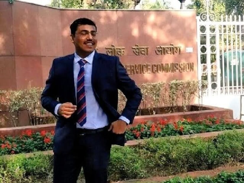 প্রথমে সহকারী কমান্ড্যান্ট পদে নির্বাচিত হন আলতাফ। এরপর হন গোয়েন্দা কর্মকর্তা। শেষে, 2020-এ UPSC সিভিল সার্ভিসেস পরীক্ষাতে ৫৪৫ র‌্যাঙ্ক পেয়ে ICLS অফিসার হন আলতাফ। ৪ বার ইউপিএসসি প্রিলিম পরীক্ষায় এবং একবার ইন্টারভিউতে ফেল করেছিলেন আলতাফ। এছাড়া তিনি চারবার ইউপিএসসি সহকারী কমান্ড্যান্টের ইন্টারভিউ-ও দিয়েছিলেন তিনি। যার মধ্যে তিনবার ব্যর্থ হন। শুধু তাই নয়,মহারাষ্ট্র পিসিএস মেইন্স ৬ বার এবং ইউপি পিসিএস মেইন্স পরীক্ষাও একবার দিয়েছিলেন আলতাফ। তবে ব্যর্থতা তাঁর লড়াইকে থামিয়ে দিতে পারেনি। 