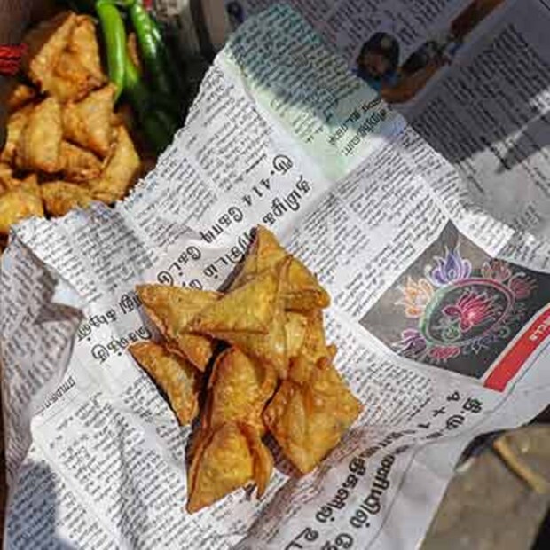 শনিবারের চিঠি পত্রিকা এবং তার সম্পাদক সজনীকান্ত দাসকে নিয়ে একটা কাহিনী বেশ প্রচলিত। একদা ট্রেনে সফরের সময়ে দাস দেখেন যে এক মা ছেলের কুকর্ম সাফ করছেন ট্রেনের সিট থেকে শনিবারের চিঠির একটা পাতা ছিঁড়ে।
