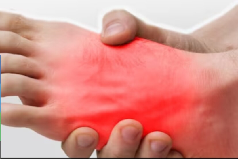 শরীরে কোলেস্টেরল বেড়ে গেলে নানা সমস্যা দেখা দেয়।তবে কোলেস্টেরল আমাদের শরীরের কোষগুলিকে সুস্থ রাখার জন্য গুরুত্বপূর্ণ। কোলেস্টেরল শরীরের জন্য উপকারী যতক্ষণ পর্যন্ত এর পরিমাণ স্বাভাবিক থাকে। কোলেস্টেরল স্বাভাবিক মাত্রা ছাড়িয়ে গেলে শরীরের জন্য বিপজ্জনক হয়ে ওঠে। যখন আমাদের রক্তে কোলেস্টেরল খুব বেশি হয়ে যায়, তখন তা রক্ত চলাচলে বাধা সৃষ্টি করে এবং হার্ট অ্যাটাক ও স্ট্রোকের ঝুঁকি বাড়ায়। শরীরে কোলেস্টেরল বেড়ে গেলে নানা সমস্যা দেখা দেয়।তবে কোলেস্টেরল আমাদের শরীরের কোষগুলিকে সুস্থ রাখার জন্য গুরুত্বপূর্ণ। কোলেস্টেরল শরীরের জন্য উপকারী যতক্ষণ পর্যন্ত এর পরিমাণ স্বাভাবিক থাকে। কোলেস্টেরল স্বাভাবিক মাত্রা ছাড়িয়ে গেলে শরীরের জন্য বিপজ্জনক হয়ে ওঠে। যখন আমাদের রক্তে কোলেস্টেরল খুব বেশি হয়ে যায়, তখন তা রক্ত চলাচলে বাধা সৃষ্টি করে এবং হার্ট অ্যাটাক ও স্ট্রোকের ঝুঁকি বাড়ায়।