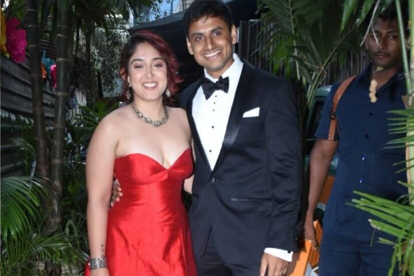 বেশ কয়েকবছর ধরেই নতুন সম্পর্কে জড়িয়েছেন আমির খানের মেয়ে ইরা খান। বয়সে দ্বিগুন বাবার ফিটনেস কোচ নূপুর শিখরের সঙ্গে চুটিয়ে প্রেম করছেন ইরা৷ ২০২২ সালে ১৮ নভেম্বর নূপুরের সঙ্গে বাগদানও সেরে নিয়েছেন ইরা৷ অনুষ্ঠানে আমিরের প্রাক্তন দুই স্ত্রী সহ পরিবারের সকলেই উপস্থিত ছিলেন৷