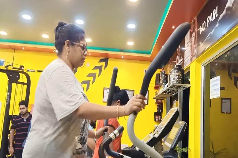 পুজোর সময়ে চেহারা খোলতাই করতে গত কয়েক বছরের মতো এ বারও ভিড় বাড়ছে বিভিন্ন জিমে। যাঁরা সেখানে যাচ্ছেন, তাঁদের বেশির ভাগই কমবয়সি। সকালে ও সন্ধ্যায় সাধারণত জিমে ভিড় একটু বেশি থাকে। কিন্তু পুজো এগিয়ে আসার সঙ্গে সঙ্গে ভিড় হচ্ছে দুপুরেও।