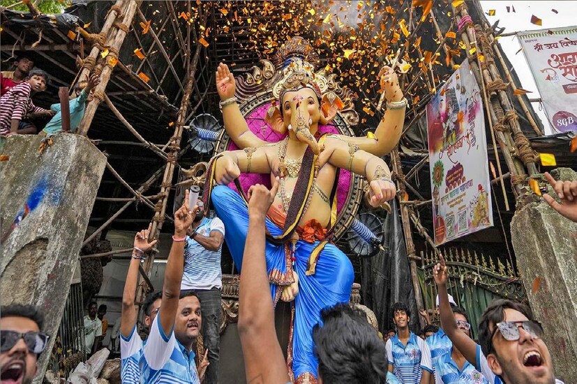 *অযোধ্যার জ্যোতিষী কল্কি রামের মতে, মতিচুর লাড্ডু, বেসনের লাড্ডু, ক্ষীর, কালাকাঁদ, গুড়, কলা, নারকেল ইত্যাদিও গণপতি বাপ্পাকে নিবেদন করা যেতে পারে। এতে বাপ্পাও খুব খুশি হন। সংগৃহীত ছবি।