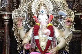 মুম্বইয়ের জনপ্রিয় লালবাগচা রাজা অর্থাৎ লালবাগের রাজা গণপতি