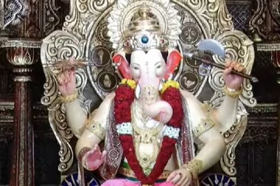 মুম্বইয়ের জনপ্রিয় লালবাগচা রাজা অর্থাৎ লালবাগের রাজা গণপতি