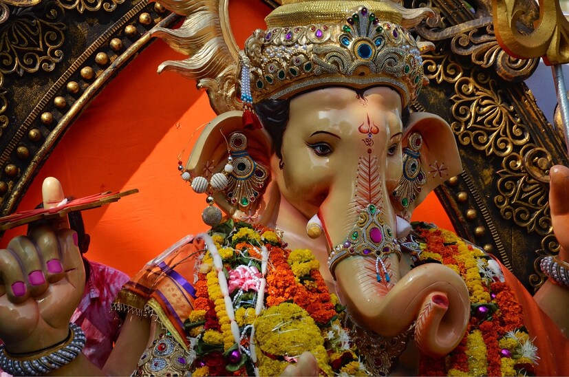  বাস্তুশাস্ত্র অনুসারে, গণেশ মূর্তিকে সঠিক স্থানে স্থাপন করা অত্যন্ত গুরুত্বপূর্ণ। বাড়িতে গণেশের মূর্তি উত্তর পূর্বের কোণা রাখা সব থেকে শুভ বলেই মনে করা হয়। চলুন জেনে নেওয়া যাক কোন গণেশ কীসের প্রতীক-