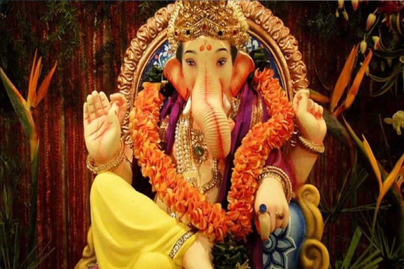 *ভারতীয় হিন্দু শাস্ত্র অনুসারে মনে করা হয় যেকোনও শুভ কাজ শুরু করার আগে গণপতিকে স্মরণ করা প্রয়োজন। যেকোনও দেবতার পুজোর আগে পুজো পান গণেশ। ভগবান গণেশের প্রিয় মিষ্টি হল মোদক। তাই এই সময় গণেশকে মোদক নিবেদন করা হয়। তবে এর বাইরেও অনেক কিছু রয়েছে যা তাঁর প্রিয়। সেই সব উপকরণ পুজোর সময় রাখলে ভগবান খুশি হন। সংগৃহীত ছবি।