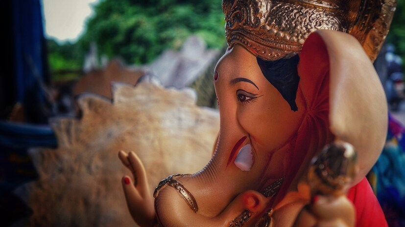 এ বছর গণেশ চতুর্থী আজ, ১৯ সেপ্টেম্বর মঙ্গলবার উদযাপিত হচ্ছে।   জ্যোতিষশাস্ত্র অনুযায়ী, গণেশ চতুর্থীর দিন গজাননের প্রিয় খাবার নিবেদন করলে ভগবান প্রসন্ন হন। তবে সেটা করতে হবে রাশি অনুযায়ী। 