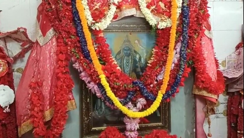 দুপুরবেলায় মাকে পাঁচ রকম ভাজা, পাঁচ রকম সবজি দিয়ে ভোগ নিবেদন করা হয়ে থাকে। অমাবস্যার এই দিনে যারা তারাপীঠ মন্দিরের মা তারা দর্শনে আসেন তারা অন্তত একবার মা তারার দর্শন করার পর এই কঙ্কালীতলা মন্দিরে ছুটে আসেন কঙ্কালী মায়ের দর্শনের জন্য।(লেখা ও ছবি:সৌভিক রায়) 