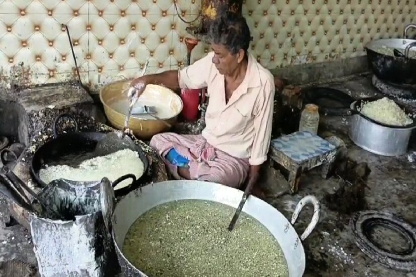 ঠাকুরের সাদা বোঁদের প্রতি অগাধ প্রেম ছিল। কথিত আছে পেট ভর্তি খাওয়া হলেও শুকনো সাদা বোঁদে তিনি খেতে পারতেন।