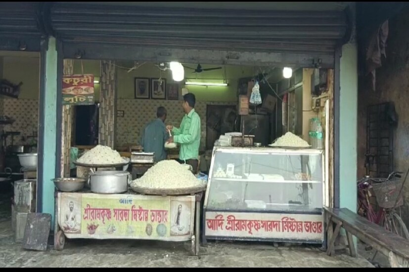 অন্যদিকে, এই বিষয়ে মিষ্টি তৈরির কারিগর জানান,আতপ চাল এবং রম্ভা কলায় গুঁড়ো করা হয়। আগে ঘি দিয়ে তৈরি হতো, এখন সেটি সাদা তেল দিয়ে তৈরি হয়।