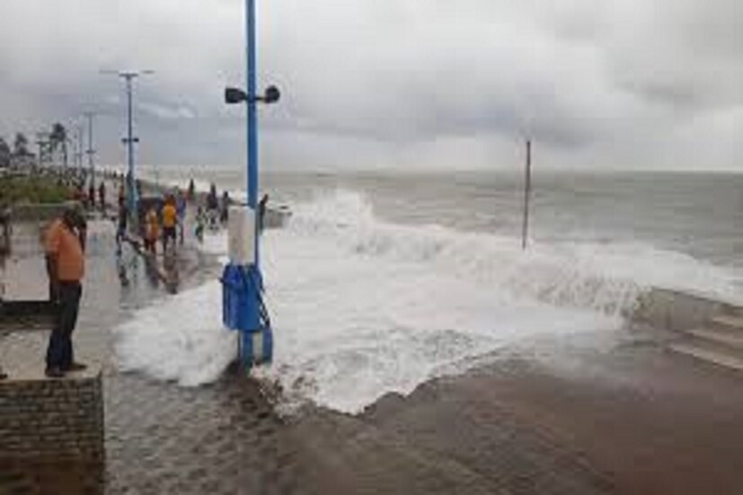 আগামী ৪৮ ঘণ্টায় ঘূর্ণাবর্তটি শক্তিশালী হয়ে নিম্নচাপে পরিণত হতে পারে। অর্থাৎ মঙ্গলবার নিম্নচাপে তৈরি হতে পারে । তার ফলে দক্ষিণবঙ্গে বৃষ্টি কিছুটা বাড়বে বলেই মনে করা হচ্ছে । প্রতীকী ছবি ৷