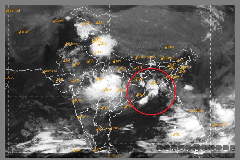 Kolkata Weather Update: নিম্নচাপ শক্তি বাড়িয়ে পরিণত গভীর নিম্নচাপে পরিণত৷ আর তারই জেরে দক্ষিণবঙ্গের জেলায়, জেলায় লাগাতার বৃষ্টিতে জনজীবন বিপর্যস্ত৷ Photo Courtesy- IMD/Satellite Image 