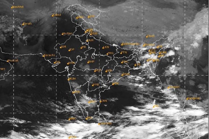 এই  পরিস্থিতিতে কলকাতায় ২ সেপ্টেম্বর তারিখ থেকে আবহাওয়ার বড় বদলের সম্ভাবনা৷ হালকা থেকে মাঝারি বৃষ্টিপাতের পূর্বাভাস রয়েছে গাঙ্গেয় পশ্চিমবঙ্গে৷ Photo Courtesy- IMD/Satellite Image 
