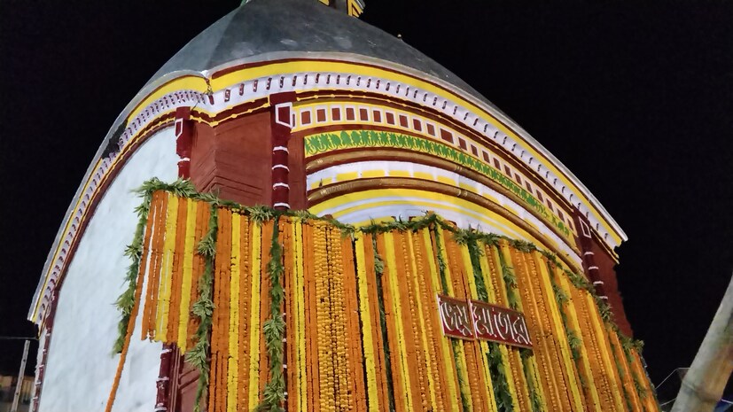 বুধবার সন্ধ্যার পর থেকেই ধীরে ধীরে দর্শনার্থীর সংখ্যা বেড়েছে তারাপীঠ মা তারার মন্দিরে। বৃহস্পতিবার সকালে নির্ধারিত সময়ে মায়ের মঙ্গলারতিতে মায়ের পুজো শুরু হয়।