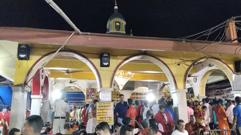 অতিমারিপর্বে তারাপীঠে এই পুণ্যক্ষণে ভক্ত সমাগম হতে পারেনি৷ গত বছর পুণ্যার্থীরা এলেও অত্যন্ত চড়া ছিল হোটেলের ভাড়া৷