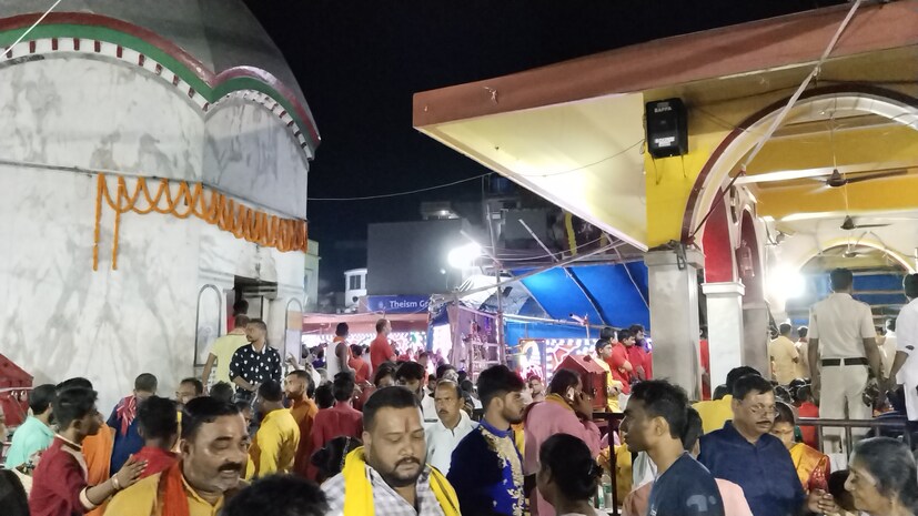 আজকে সারাদিন মায়ের পুজো অর্চনা করা হবে। তারাপীঠ মহাশ্মশানে চলবে আজকে সারাদিন বিশেষ হোম এবং যজ্ঞের আয়োজন।