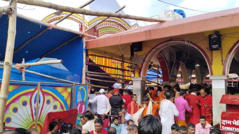 সকাল থেকেই লম্বা লাইন পড়েছে দর্শনার্থীদের মায়ের পুজো দেওয়ার জন্য।