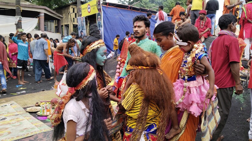 দ্বারকা নদীতে স্নান করে আজকের এই বিশেষ দিনে মায়ের পুজো দিলে সকলের মনস্কামনা পূর্ণ হয় এমনই মনে করেন সকলে।