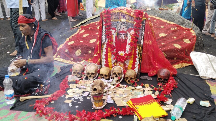  সকালবেলায় মায়ের মঙ্গল আরতির পর শুরু হয়েছে মায়ের পূজার্চনা। মা তারা-কে সকালে রাজরাজেশ্বরী বেশে সাজিয়ে পূজা শুরু হয়েছে। 